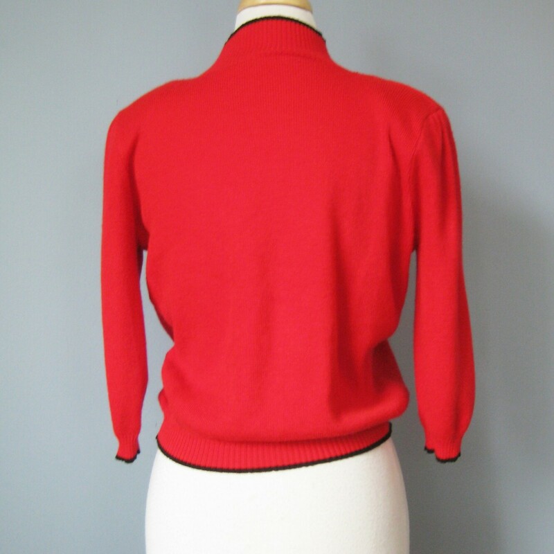 Vtg SS Mock Tneck, Red, Size: Large<br />
Cute little cropped sweater in bright red with black contrast trim at the hem and ends of the short sleeves.<br />
Big shoulder pads.<br />
No tags, but I believe made of acrylic.<br />
Cropped and super with high waisted pants<br />
<br />
Here are the flat measurements, please double where appropriate:<br />
Shoulder to shoulder: 15.5<br />
Armpit to armpit: 19 1/2<br />
Width at hem: 12 stretches comfortably to 14<br />
Overall length: 19.5<br />
<br />
Thanks for looking.<br />
#41300
