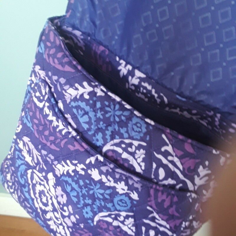 Vera Bradley Mssngr, Purple, Size: None
Classic messenger style crossbody from Vera Bradley in purple Factory Exclusive Paisley Amethyst Pattern (winter 2019)
The large flap has a top zippered compartment
Under the flap you'find slip pockets and the main part of the bag is just one roomy compartment.

12 x 13 2.5
Strap adjustable to 28 maximum
Excellent used condition, clean and unmarred, just not brand new.
thanks for looking!

#48019