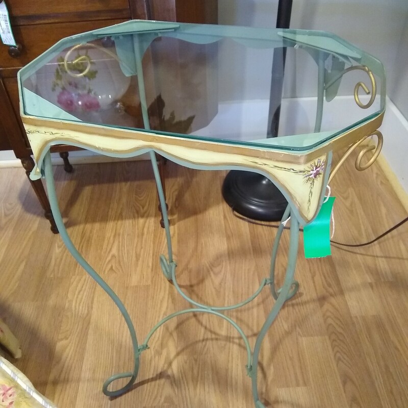 Green Metal Tab/Glass Top


Very pretty green painteed metal side table with glass top and a floral design on each corner.

Size: 18 in wide X 12 in deep X 26 in high