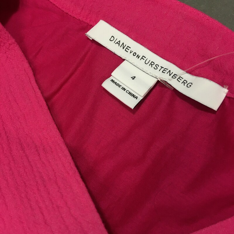 Diane Von Furstenberg, Esti Ombre pink top 2-Tone, Size: 4
Excellent condition, 100% cotton muslim , V-neck
Button cuff long sleeves also convert to 3/4 with inside strap and button
Pink and white dyed. Dry clean only.
Fits true to size
4.4 oz