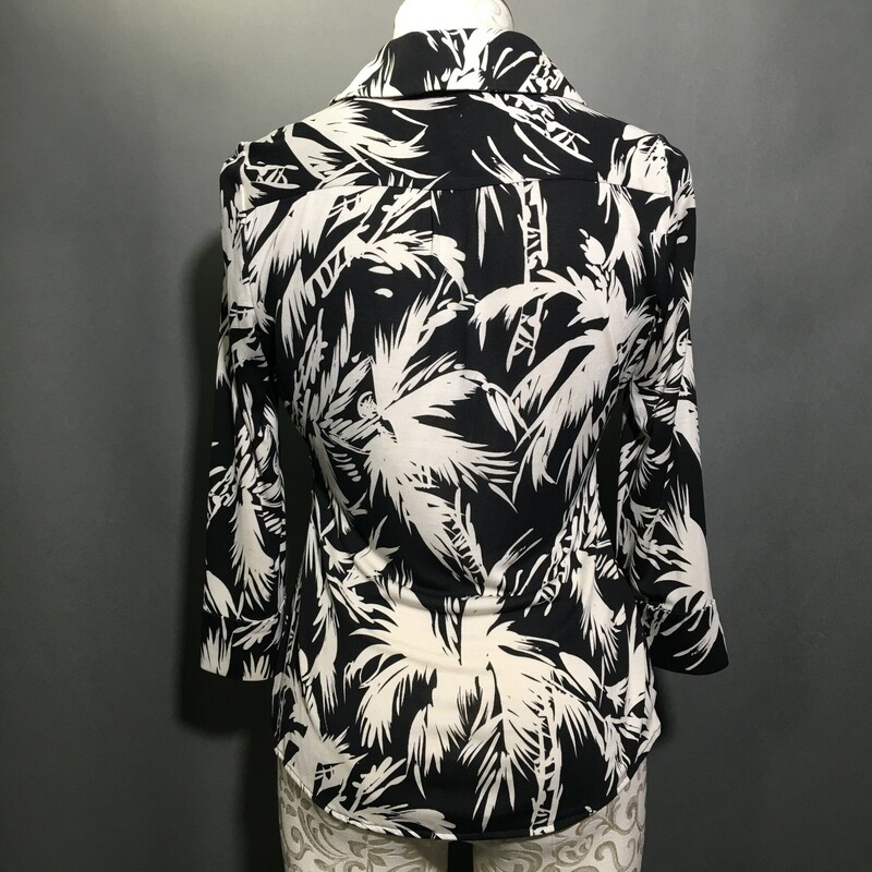 Diane Von Furstenberg Silk knit, palm tree pattern, black on beige, v neck, 3/4 sleeves,tunic style pullover,, Size *  please note out mannequin is size 6,also see measurements on photos- this top sizes small.<br />
very nice condition<br />
8.9 oz