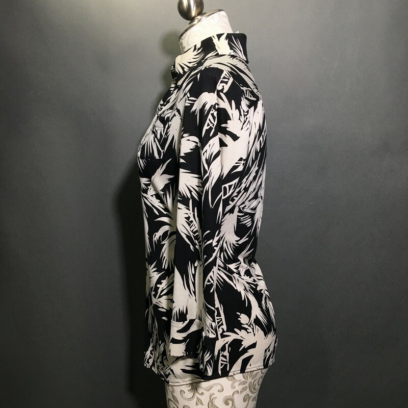Diane Von Furstenberg Silk knit, palm tree pattern, black on beige, v neck, 3/4 sleeves,tunic style pullover,, Size *  please note out mannequin is size 6,also see measurements on photos- this top sizes small.
very nice condition
8.9 oz