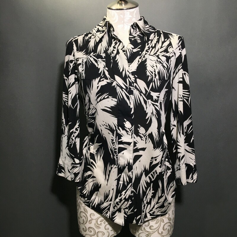 Diane Von Furstenberg Silk knit, palm tree pattern, black on beige, v neck, 3/4 sleeves,tunic style pullover,, Size *  please note out mannequin is size 6,also see measurements on photos- this top sizes small.
very nice condition
8.9 oz
