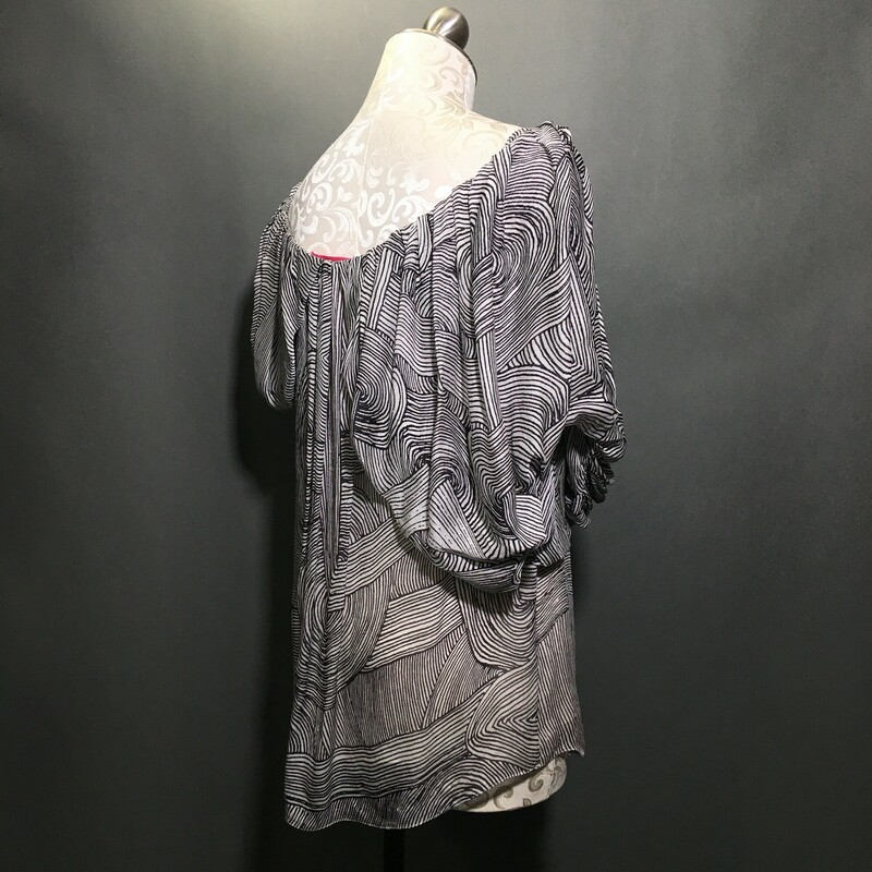 Emanuel Ungaro Parallele Paris silk Chiffon top pullover tunic style,  blousy flowing 1/2 sleeves, size 36  M  Couture Made in Italy<br />
Gorgeous,light fabric, inside lining front and back.<br />
<br />
4.3 oz.