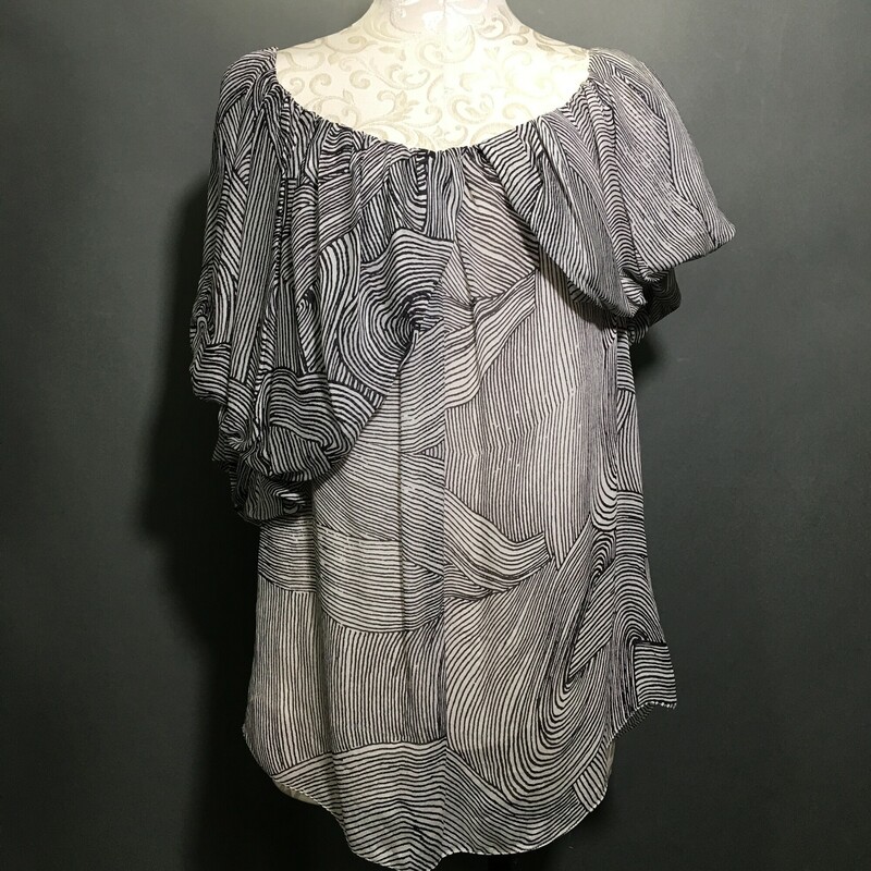Emanuel Ungaro Parallele Paris silk Chiffon top pullover tunic style,  blousy flowing 1/2 sleeves, size 36  M  Couture Made in Italy
Gorgeous,light fabric, inside lining front and back.

4.3 oz.