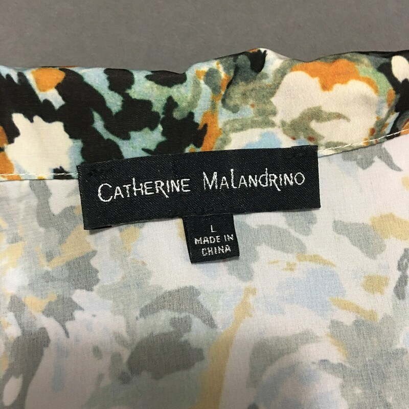 Catherine Malandrino, Floral, Size: Large
Olive and mustard tones floral print, big blousy sleeves that button at cuff. Cute pointed flat collar.
100 % polyester
Made in China

6.1 oz