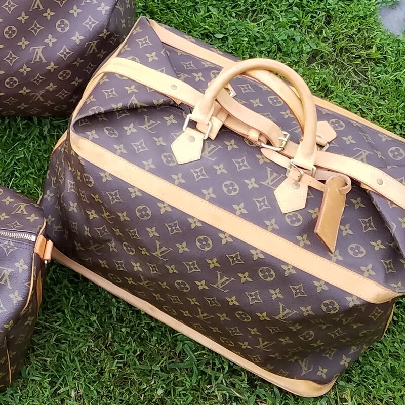 VINTAGE LOUIS VUITTON CRUISER HANDBAG
CLASSIC MONOGRAM
SIZE 25.5 X 15 X 9
DATE CODE SP0957
HAS
LUGGAGE ID AND 4 HANGERS
RETAIL $2500
RARE FIND