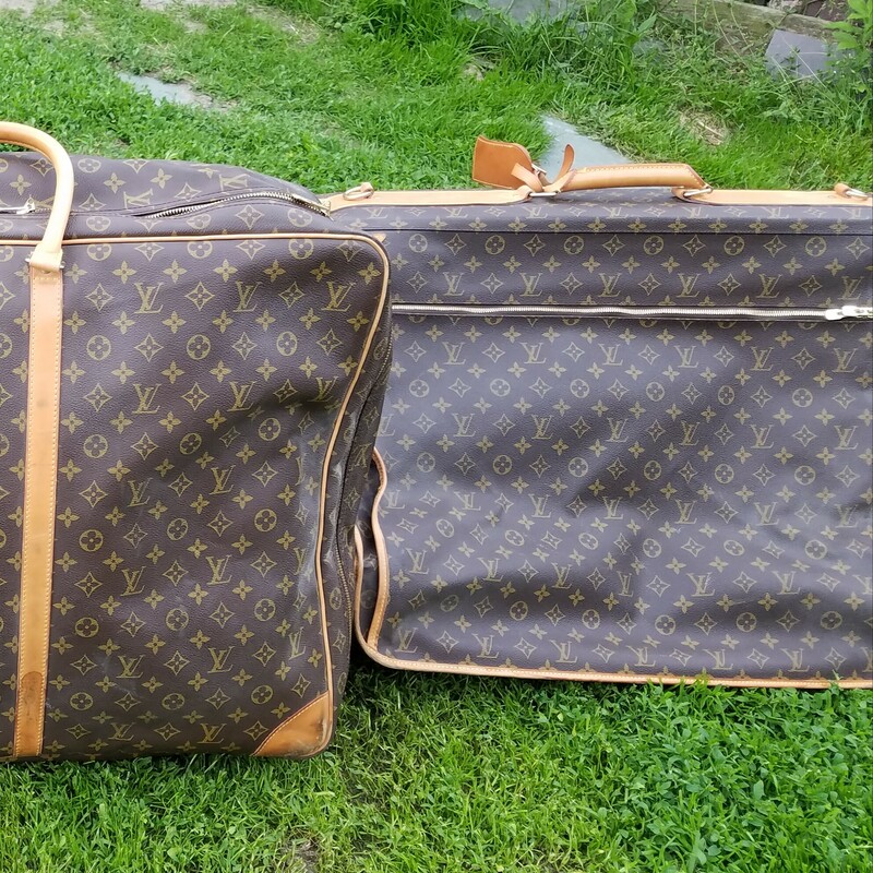 VINTAGE LOUIS VUITTON GARMENT BAG
CLASSIC MONOGRAM
FOLDED SIZE 18 X 23 X 10
OPEN SIZE 40 X 23 X 5
DATE CODE SP1909
HAS
LUGGAGE ID AND 4 HANGERS