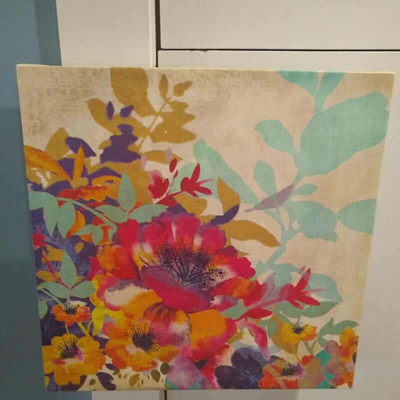 Canvas Floral Print

Pretty canvas print for the spring and summer!

Size: 17.5 in wide  X 1.5 in deep X 17.5 in high