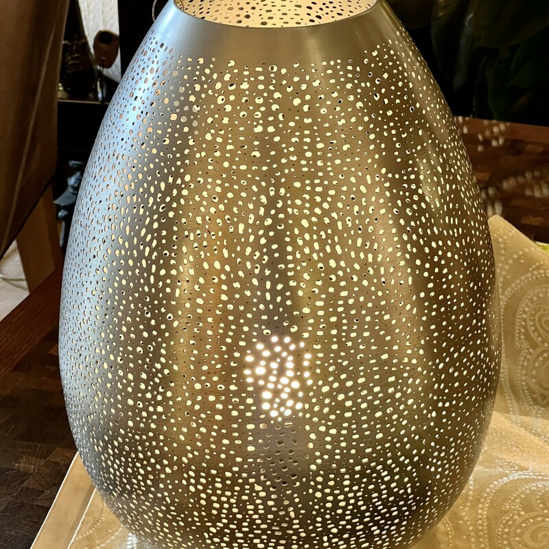 Egg Shape Table Lamp
Size: 17\"H