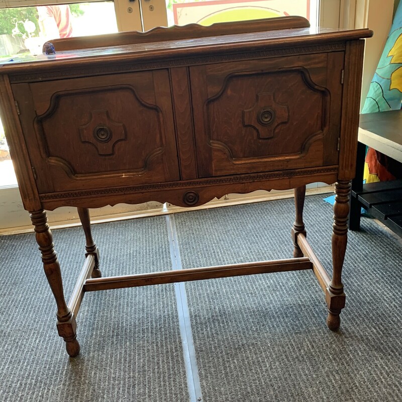 Pretty Oak Buffet Smaller Sized to Fit Anywhere But Adds Additional Storage

34 Inch L x 18 Inch W x 35 Inch H