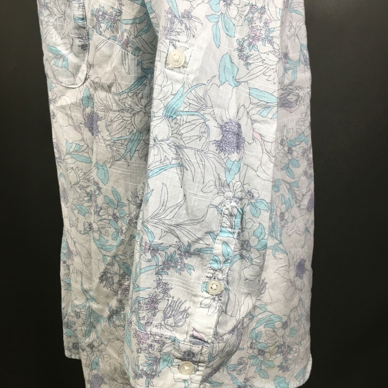 Croft  & Barrow Lt Blue, Floral, Size: M<br />
Croft  & Barrow womens printed 100% cotton button shirt 3/4 sleeve, convertable roll up and button fasten for short sleeves.<br />
5.4 oz