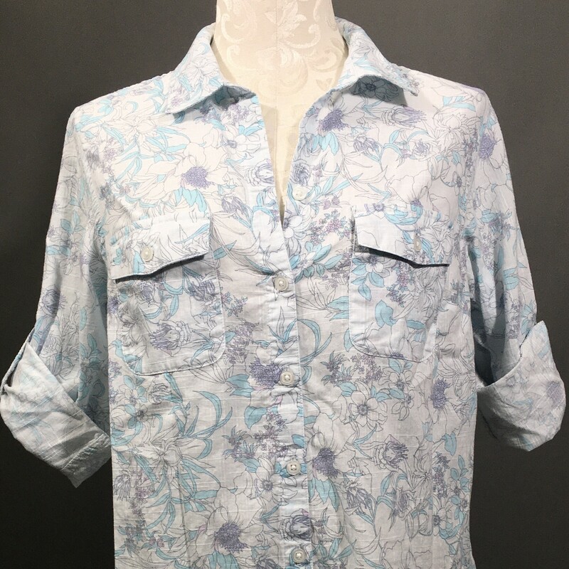 Croft  & Barrow Lt Blue, Floral, Size: M<br />
Croft  & Barrow womens printed 100% cotton button shirt 3/4 sleeve, convertable roll up and button fasten for short sleeves.<br />
5.4 oz