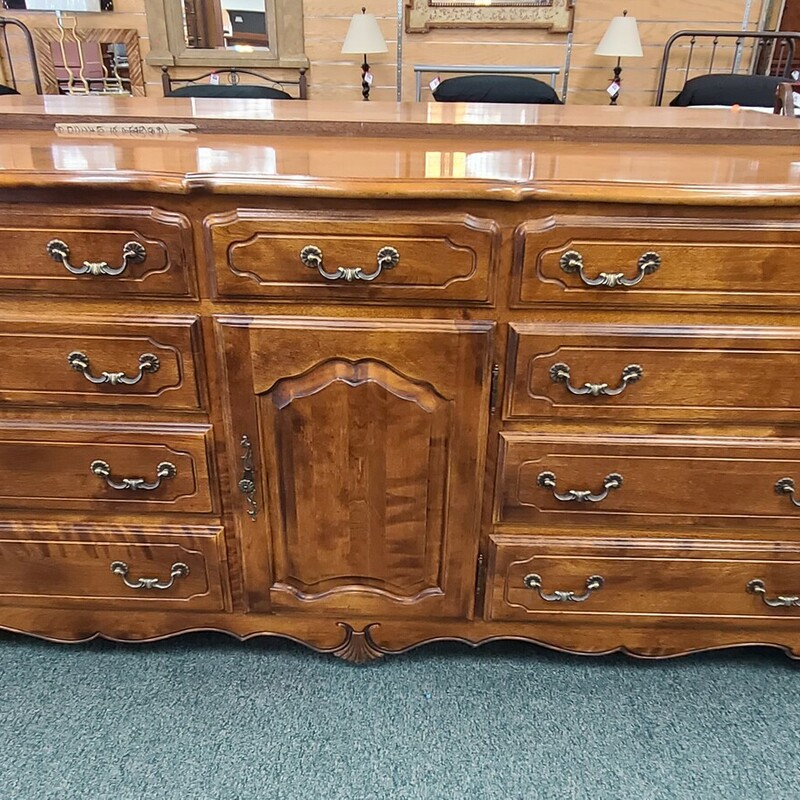 ETHAN ALLEN DRESSER WITH MIRROR
PLEASE CALL THE STORE FOR DETAILS.
