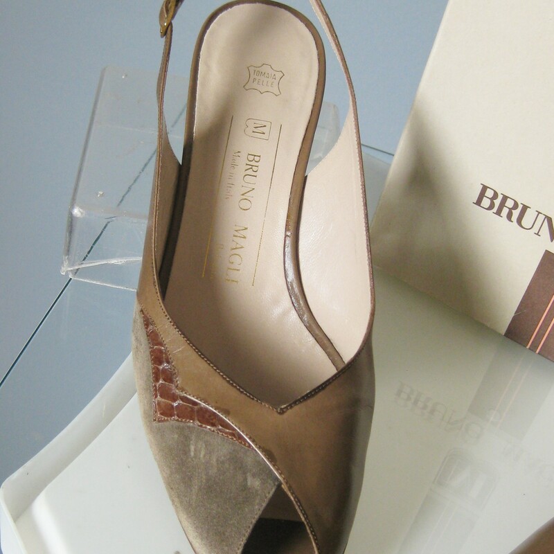 Vtg Bruno Magli Slings, Taupe, Size: 7.5
chic open toe suede slings made with mixed leathers, snake, calf and suede in warm cocoa taupe
They're by Bruno Magli and this model was known as Allis
They were made in Italy.
1 5/8 wedge stacked heel, leather outsole
Size 7.5
Excellent condition: they have been worn as shown on the bottoms,  uppers are in like new condition.


Thanks for looking!
#46206

US buyers: If you don't need the box, lmk before you purchase, provide your zip code and I can shave a little off the price.