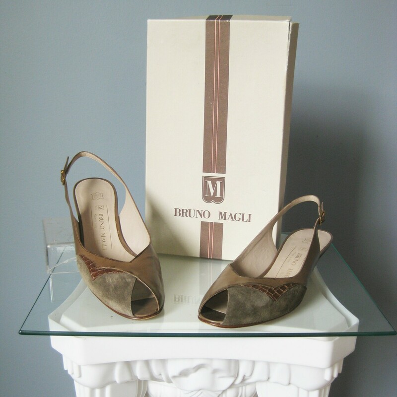 Vtg Bruno Magli Slings, Taupe, Size: 7.5
chic open toe suede slings made with mixed leathers, snake, calf and suede in warm cocoa taupe
They're by Bruno Magli and this model was known as Allis
They were made in Italy.
1 5/8 wedge stacked heel, leather outsole
Size 7.5
Excellent condition: they have been worn as shown on the bottoms,  uppers are in like new condition.


Thanks for looking!
#46206

US buyers: If you don't need the box, lmk before you purchase, provide your zip code and I can shave a little off the price.