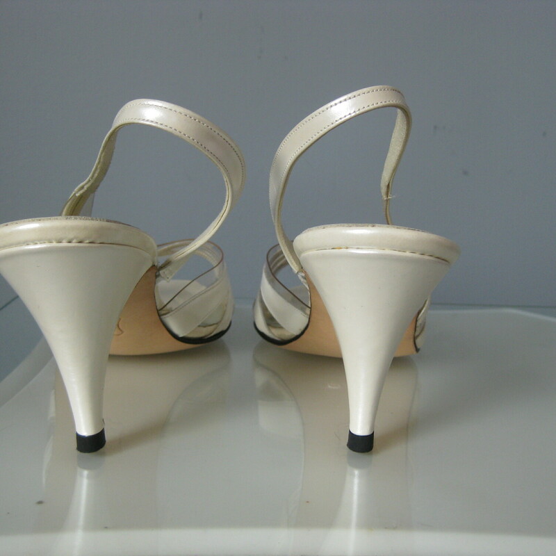 Vtg Amano Clear Slings, White, Size: 8
Sexy but subtle dressy slingbacks in white leather with a mix of clear vinyl.  By Amano, this model is called Hi Tide.
They're brand new in their orginal box.
Made in the USA
size 8
heel: 3 1/8
 Thank you for looking!
#45256