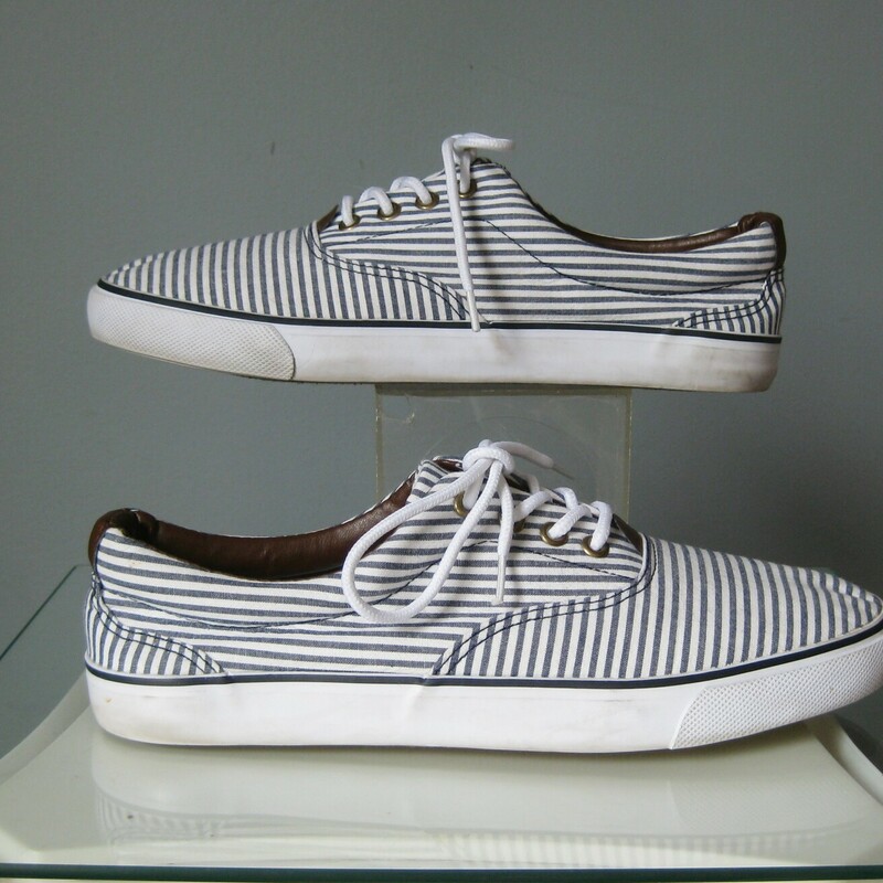 Citisteps Striped, Gray, Size: 11<br />
Elevated looking pair of low top sneakers by Citistep, very nice quality with a striped canvas upper, trimmed with a bit of brown leather.<br />
Size 11<br />
Excellent pre-owned condition<br />
thanks for looking!<br />
#45648
