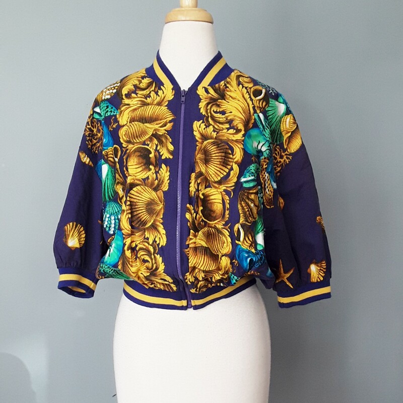 Ali Miles Baroque Sea The, Purple, Size: Large
Lightweight Cotton Blend Jacket with a fantastic baroque sea themed print.
Purple with gold seashells, starfish and acanthus leaves.
Short sleeves, with sweater cuffs, also sweatery edge at the bottom
Front Zipper
Unlined
50% cotton, 50% poly
By Ali Miles
Made in the USA
Perfect condition!
Marked size 12.
flat measurements:
shoulder to shoulder: 21.75
armpit to armpit: 25
length: 20.5

thanks for looking!
#45604