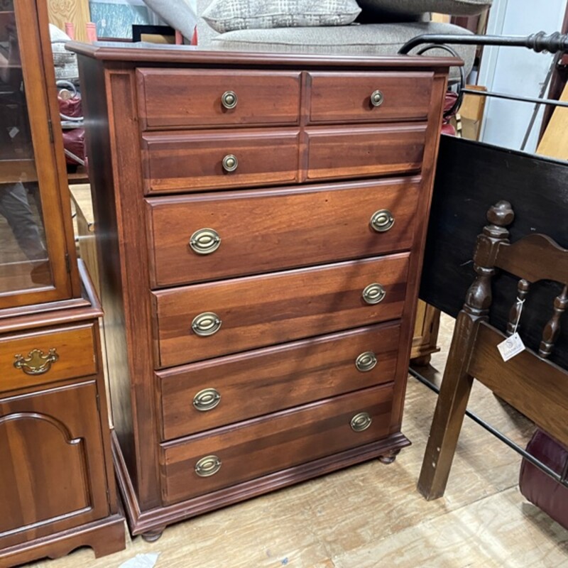 Broyhill Chest Of Drawers, Size: 40x18x56 (missing one knob - see photo)