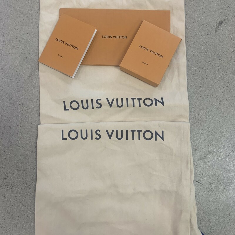 Louis Vuitton, Wht/brn, Size: 7<br />
Worn once.<br />
WIth box and credentials