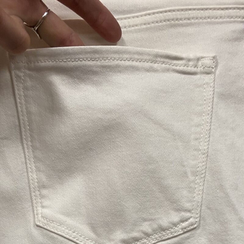 NWT Wht Distrss Jegg Jean<br />
White<br />
Size: 12Tall