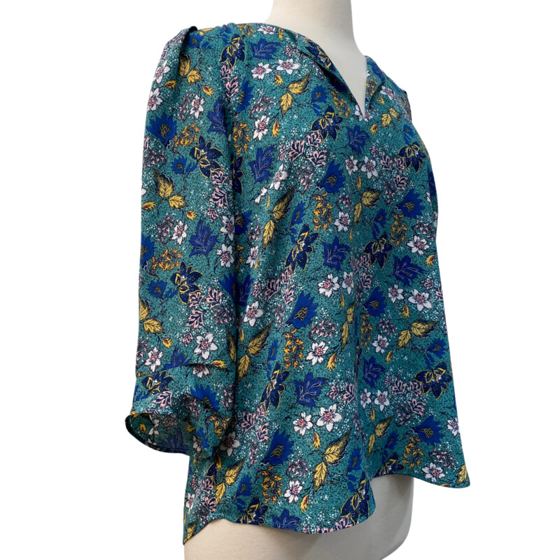 DR2 Floral Top with 3/4 Sleeves<br />
Green, Black, Pink, White and Blue<br />
Size: Medium