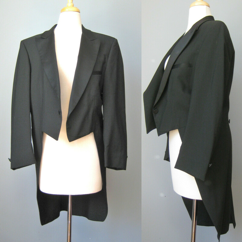 How dashing - How HANDSOME will you be in this really formal gorgeous black wool long tuxedo jacket
I have two of these, one is 42 Short and the other is 40L
Satin lapels
Made in the USA
Like new condition

42 Short Flat measurements:
Shoulder to shoulder: 17.5
ampit to armpit: 20.5
waist: 20
underam sleeve seam length: 15.5
length in front: 19
length in back: 38

I have this exact same coat in 40L, pls search my shop for tailcoat

Thanks for looking!
#42885 (42 short)