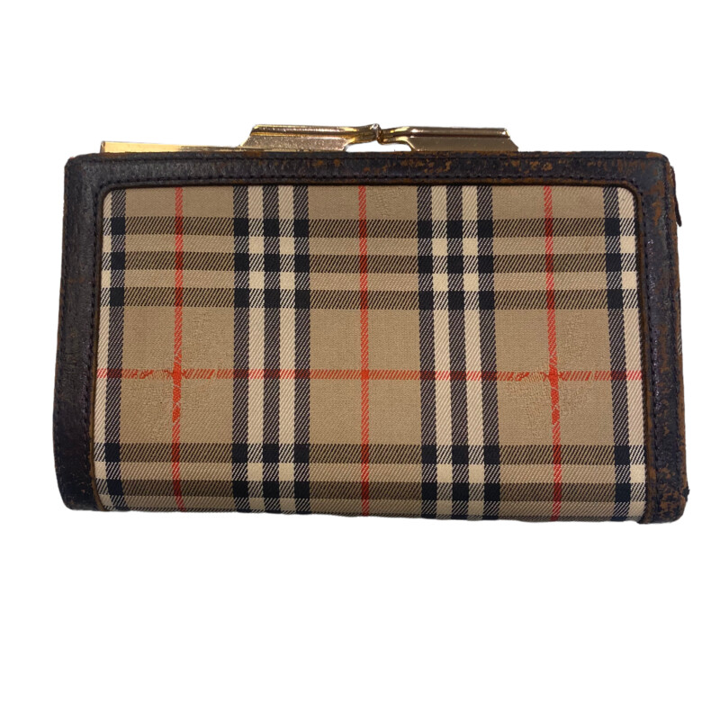 Vintage Burberry<br />
significant wear on the inside<br />
novacheck exterior<br />
size 6.5 inches