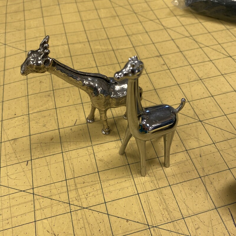 2x Metal Giraffes, Silver, Size: 3 Inch
