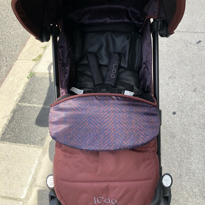 ICOO Acrobat Stroller, Maroon/Blue Fishbone Bordeux<br />
<br />
Display Model<br />
<br />
Attention to detail and trend-setting design set this stroller apart from the rest<br />
Suspension system lets you navigate the ground with ease<br />
Large sun canopy with unzip section for aeration<br />
Front wheels rotate 360-Degree and are lockable<br />
Parking brake for child safety