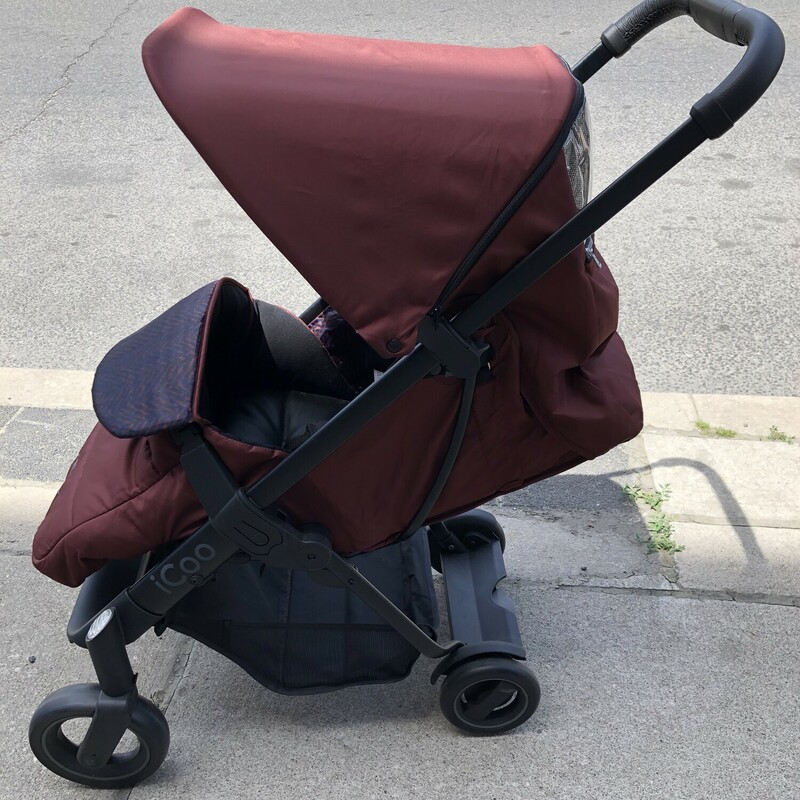 ICOO Acrobat Stroller, Maroon/Blue Fishbone Bordeux<br />
<br />
Display Model<br />
<br />
Attention to detail and trend-setting design set this stroller apart from the rest<br />
Suspension system lets you navigate the ground with ease<br />
Large sun canopy with unzip section for aeration<br />
Front wheels rotate 360-Degree and are lockable<br />
Parking brake for child safety
