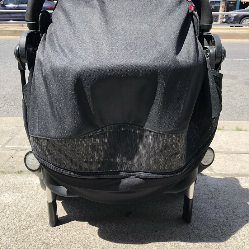 ICOO Acrobat Stroller, Black, Size: 44lbs Max<br />
<br />
Display Model<br />
<br />
Attention to detail and trend-setting design set this stroller apart from the rest<br />
Suspension system lets you navigate the ground with ease<br />
Large sun canopy with unzip section for aeration<br />
Front wheels rotate 360-Degree and are lockable<br />
Parking brake for child safety