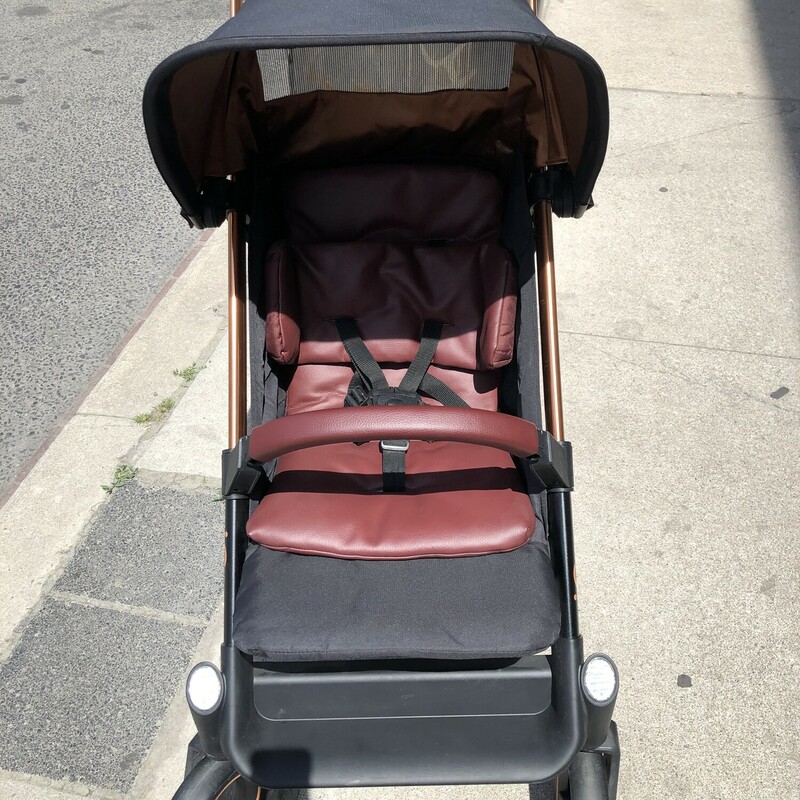 ICOO Acrobat Stroller, Maroon/Cooper with leather seat pad and handles<br />
Size: 44lbs Max<br />
<br />
MISSING BASKET - Display Model<br />
<br />
Attention to detail and trend-setting design set this stroller apart from the rest<br />
Suspension system lets you navigate the ground with ease<br />
Large sun canopy with unzip section for aeration<br />
Front wheels rotate 360-Degree and are lockable<br />
Parking brake for child safety