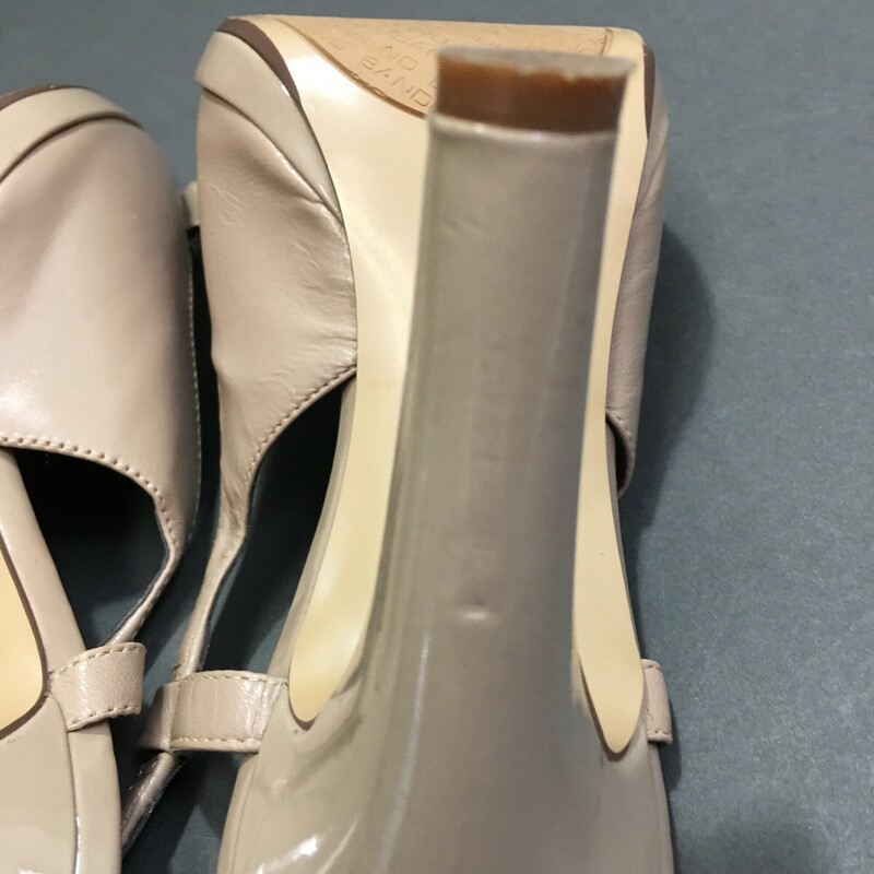DB Undeniable Bandolino, Beige, Size: 9<br />
Beige patent leather dress sandlas, very nice condition, bows on toes! slip-on heel strap, 4\" heel, There is very small wear seen on back of heels see photos-<br />
1 lb 1.8 oz