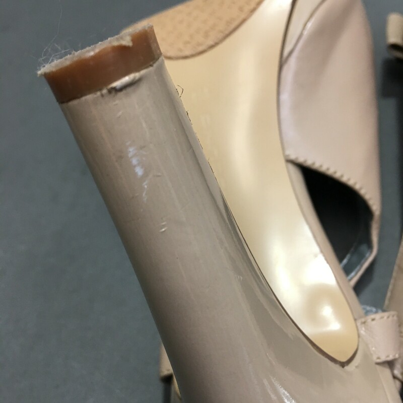 DB Undeniable Bandolino, Beige, Size: 9
Beige patent leather dress sandlas, very nice condition, bows on toes! slip-on heel strap, 4\" heel, There is very small wear seen on back of heels see photos-
1 lb 1.8 oz