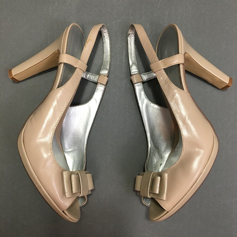 DB Undeniable Bandolino, Beige, Size: 9
Beige patent leather dress sandlas, very nice condition, bows on toes! slip-on heel strap, 4\" heel, There is very small wear seen on back of heels see photos-
1 lb 1.8 oz