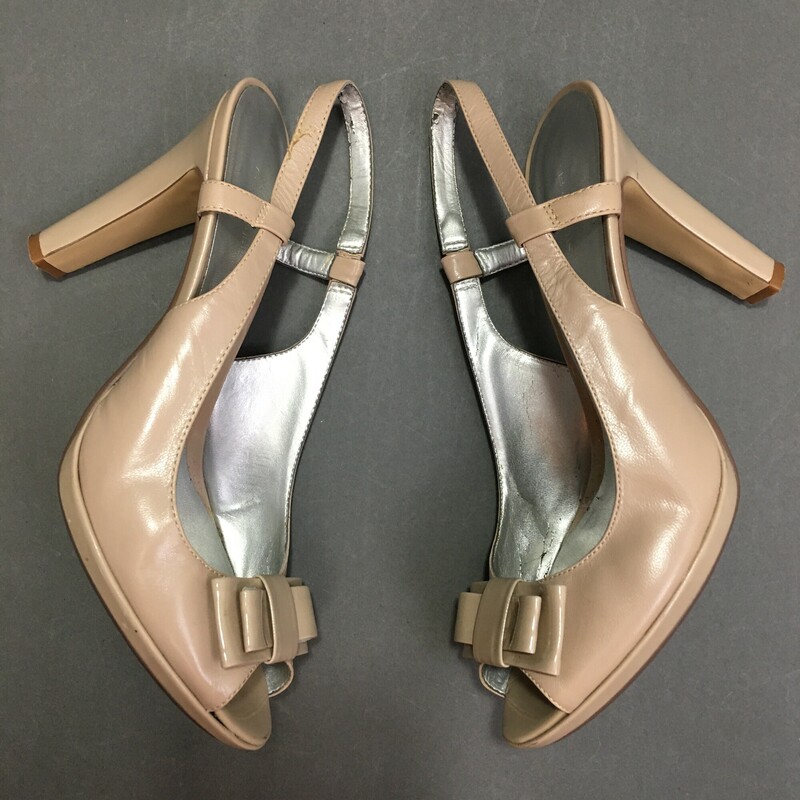 DB Undeniable Bandolino, Beige, Size: 9<br />
Beige patent leather dress sandlas, very nice condition, bows on toes! slip-on heel strap, 4\" heel, There is very small wear seen on back of heels see photos-<br />
1 lb 1.8 oz