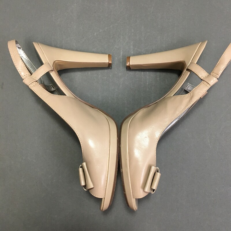 DB Undeniable Bandolino, Beige, Size: 9<br />
Beige patent leather dress sandlas, very nice condition, bows on toes! slip-on heel strap, 4\" heel, There is very small wear seen on back of heels see photos-<br />
1 lb 1.8 oz