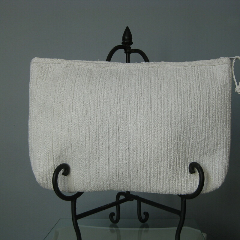 Vtg Almondo Spring Clutch, White, Size: None<br />
Here is a chic oversize straw clutch.  Great for spring or summer.  It is made of smooth woven straw and it has a white cloth lining.  Super clean inside and out.  Top Zip.<br />
Brand- Almondo Originals<br />
<br />
Width: 14<br />
Height: 9 3/8<br />
<br />
Thanks for looking.<br />
#44990