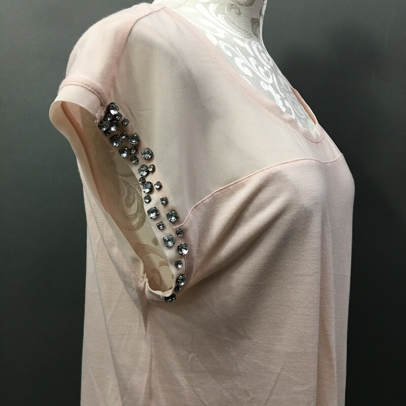 Express, Lt Pink, Size: M very light weight soft fabric, sheer on top front, short cap sleeves had front rhinestone beading. Back of shirt drops a bit lower than front.
Nice condition
4.1 oz