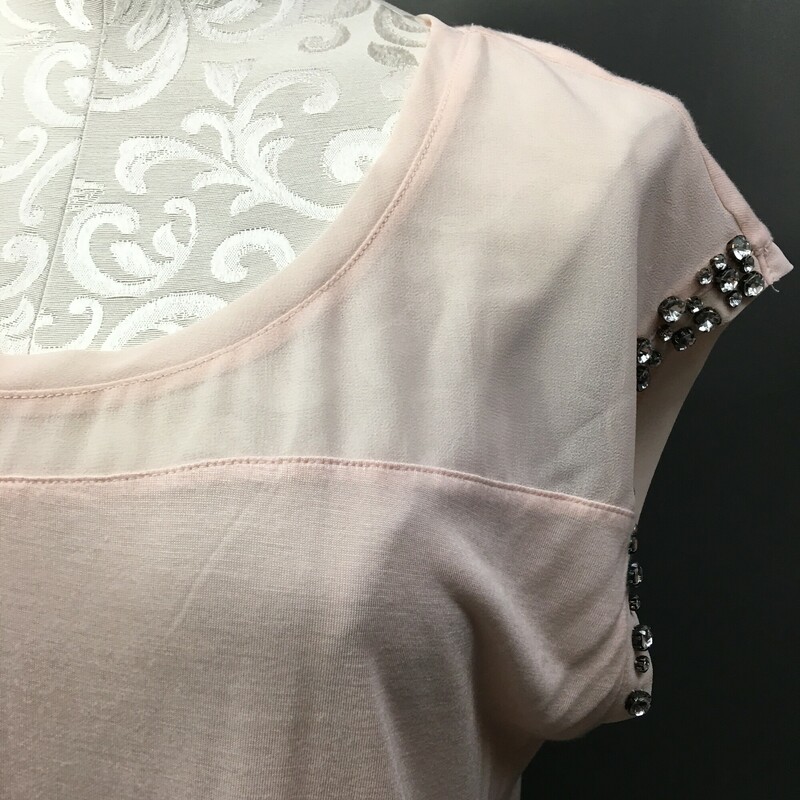 Express, Lt Pink, Size: M very light weight soft fabric, sheer on top front, short cap sleeves had front rhinestone beading. Back of shirt drops a bit lower than front.
Nice condition
4.1 oz