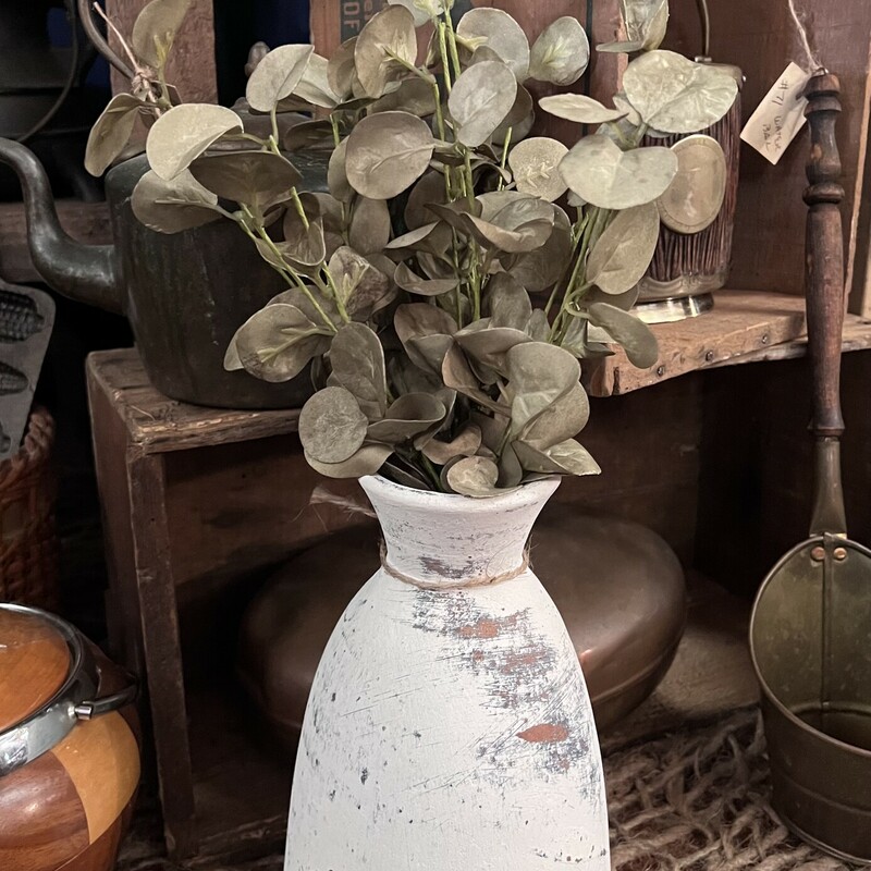 The Sage Silver Dollar Bush consists of foamy leaves on a flexible paper wrapped stem.  Bush has adjustable branches and it's beautiful sage green finish looks great displayed on its own or paired with cream florals for a beautiful arrangement.  This bush measures 12 inches high and 5 inches wide