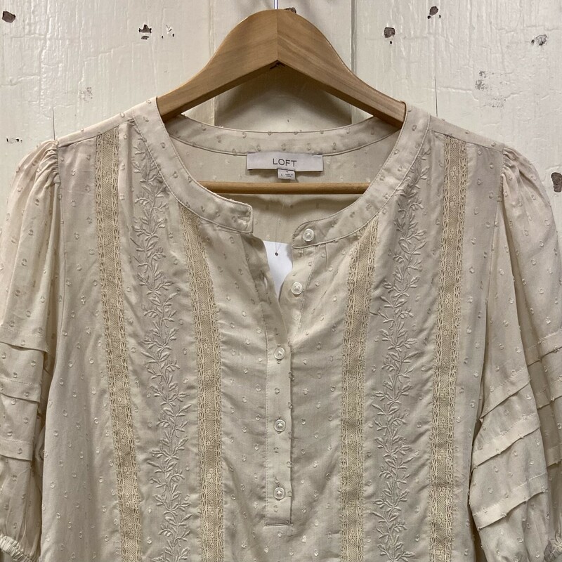 NWT Crm Emb Lace Blouse
Cream
Size: Large