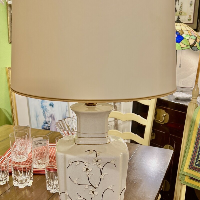 Ceramic flowere table lamp
Size: 28\"H