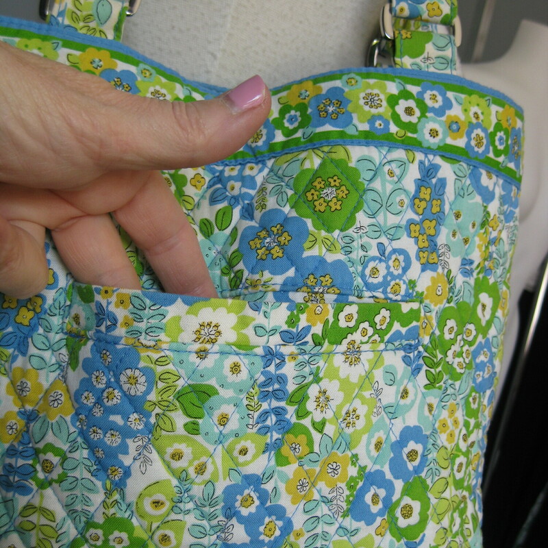 Vera Bradley North south Tote in retired English Garden pattern with is a happy yellow and green floral.
This tote is large!  with two straps, one exterior pocket.
On this inside you have three slip pockets
open at the top, no closure
12.5 x 14.5
Strap Drop: 7.5

excellent used condition, no flaws, very clean!

thanks for looking!
#49262