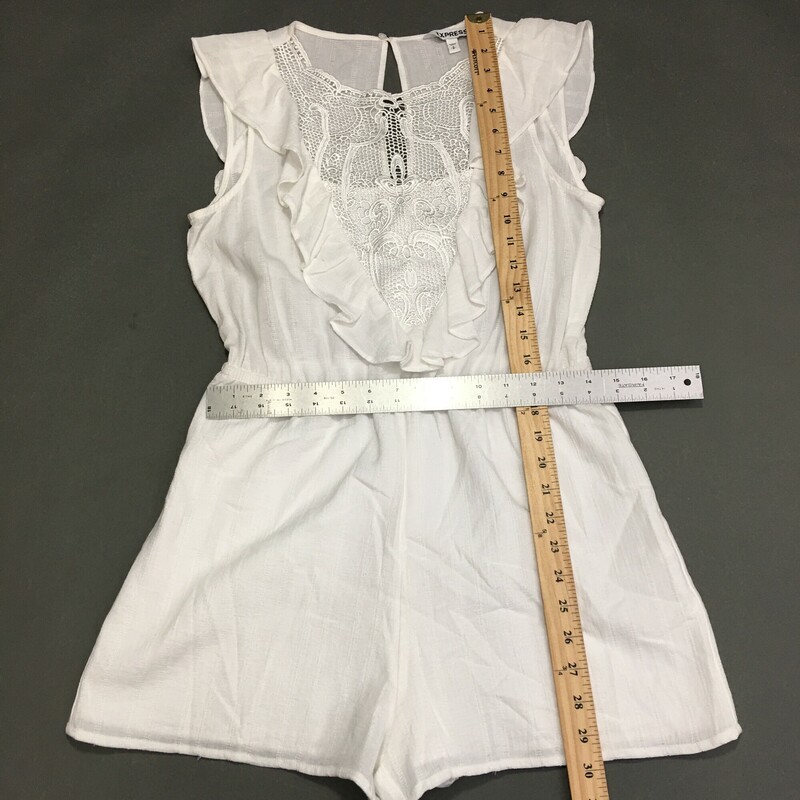 Express Lined Cotton, White, Size: SP<br />
EXPRESS WHITE Cotton Lace Bodice Ruffle, lined Romper sz SP<br />
6.1 oz