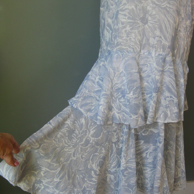 Vtg Starlo Flounced, Blue, Size: 8
Extra lightweight blue dropped waist summer dress with a flouncy cape collar and fluttery sleeves, more flounces down below.  Pale blue with swirly and subtle white floral pattern, it gives the impression of a soft summer sky.

This dress was made by Star Lo

The whole effect is very romantic, easy and feminine.
You could wear this for a walk in the garden or dress it up for a  party.

No closures, goes on over the head.
Unlined, the strategic placement of the flounces means no slip necessary.

Flat measurements, pls double where appropriate:
Shoulder to shoulder: 16.5
armpit to armpit: 20
waist: 19
hip: 19.25
length: about 44

thanks for looking!
#43110
