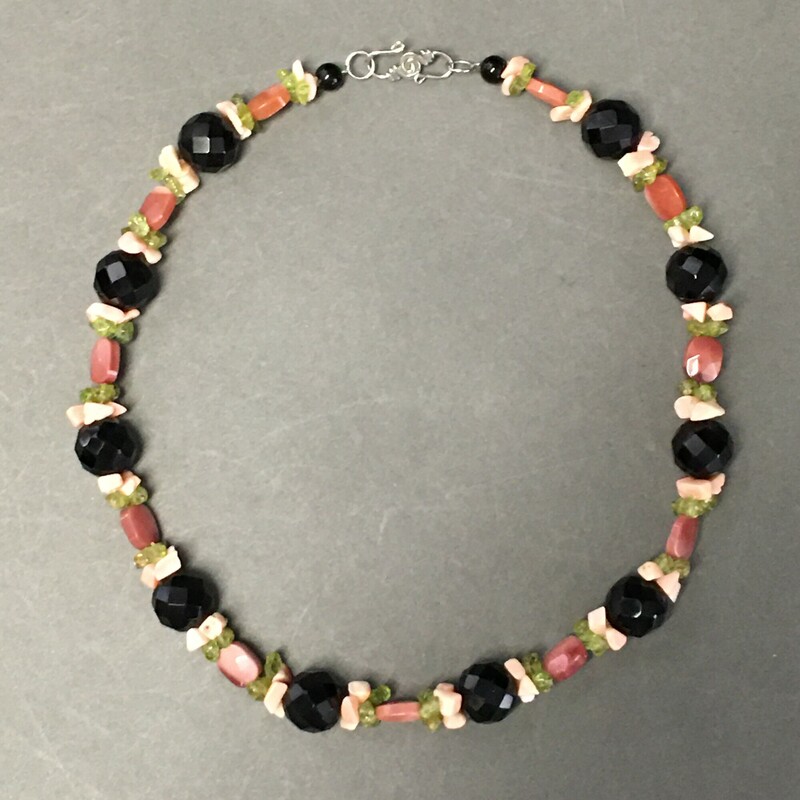 Ross Simons Combo, Multi, Size: Necklace<br />
10. Necklace. Ross Simons combination,<br />
Black Agate, faceted Carnelian, Peridot,<br />
Bamboo chips, Sterling Silver clasp.<br />
$60.00