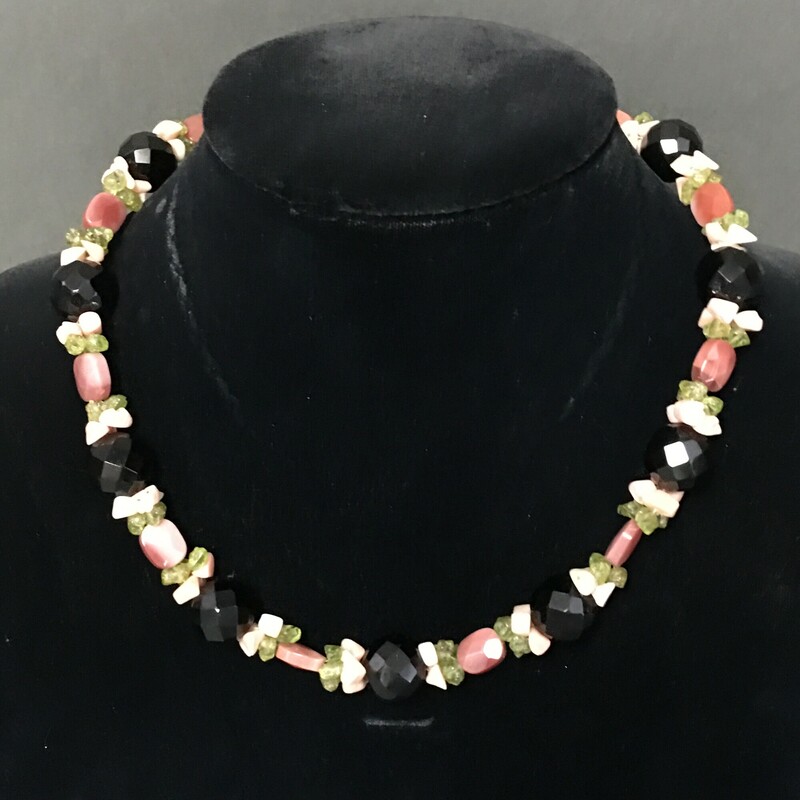 Ross Simons Combo, Multi, Size: Necklace<br />
10. Necklace. Ross Simons combination,<br />
Black Agate, faceted Carnelian, Peridot,<br />
Bamboo chips, Sterling Silver clasp.<br />
$60.00